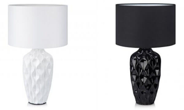 Snygga fönsterlampor i keramik (en vit och en svart).